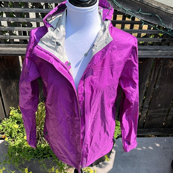 Stormtech Performance Rain and Windbreaker Jacket. Size Medium - Picture 6 of 16